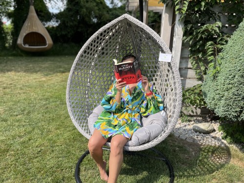 kosz wiszący na stelażu kokon do ogrodu na taras i balkon szary technorattan