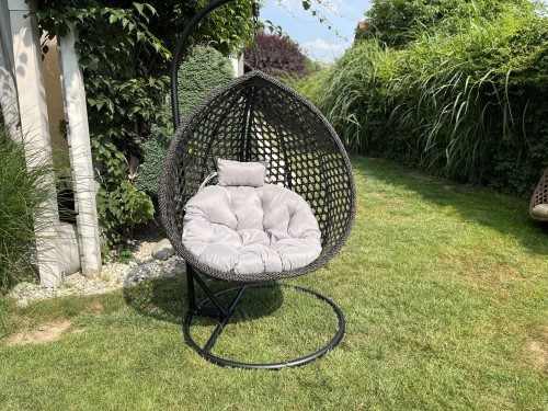 kokon fotel wiszący na taras balkon do ogrodu na metalowym stelażu czarny technorattan