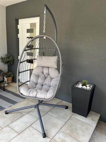 fotel wiszący na stelażu metalowym do domu ogrodu na taras balkon szary sznurek